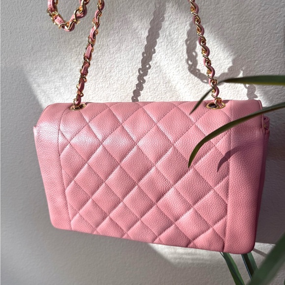 Chanel Diana Bag Vintage Pink Medium Shoulder Bag with Gold Accents - Picture 3 of 16